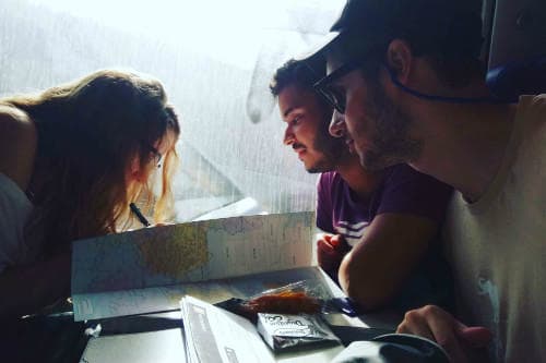 Tudo sobre a Eurail | Três pessoas olhando um mapa no trem